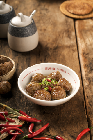  蒸瀏記“鄉(xiāng)里肉丸”采用上等五花肉傳統(tǒng)工藝蒸制，原汁原味不流失.